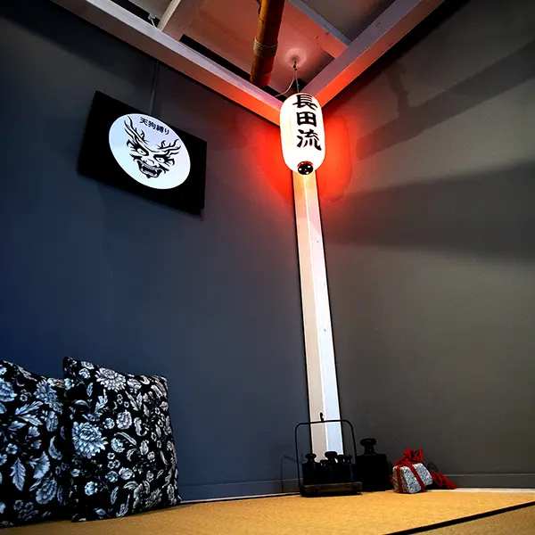 Tengu Logo und Osada Ryu Lampe.